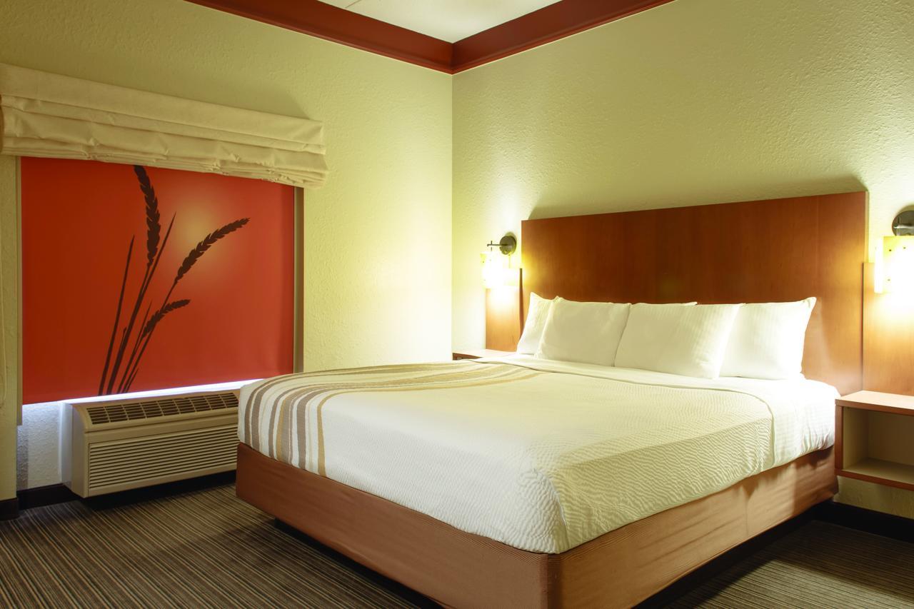 Hotel La Quinta By Wyndham Primacy Parkway 3*